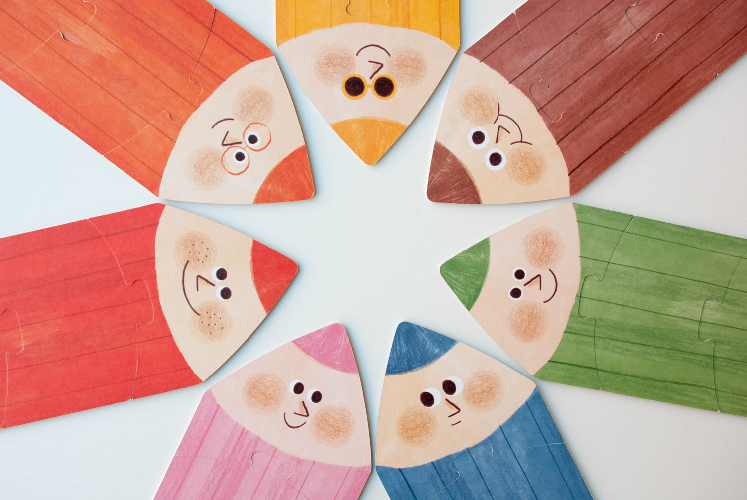 Londji Puzzles. Apprentissage des couleurs. Puzzle couleur pour enfant, recto-verso en forme de crayons de couleurs : jaune, marron, vert, bleu, rose, rouge et orange.