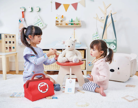 Jeu d'imitation incontournable pour les enfants dès 3 ans, la mallette de docteur offrira de longues heures de jeu à vos enfants qui pourront soigner les doudous et les nounours avec tous les accessoires du kit. 