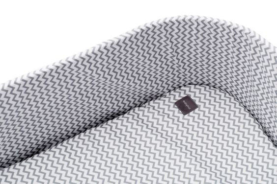 Matelas pour couffin souple pour bébé. Avec un drap aux motifs gris et blanc géométriques. Mokee.