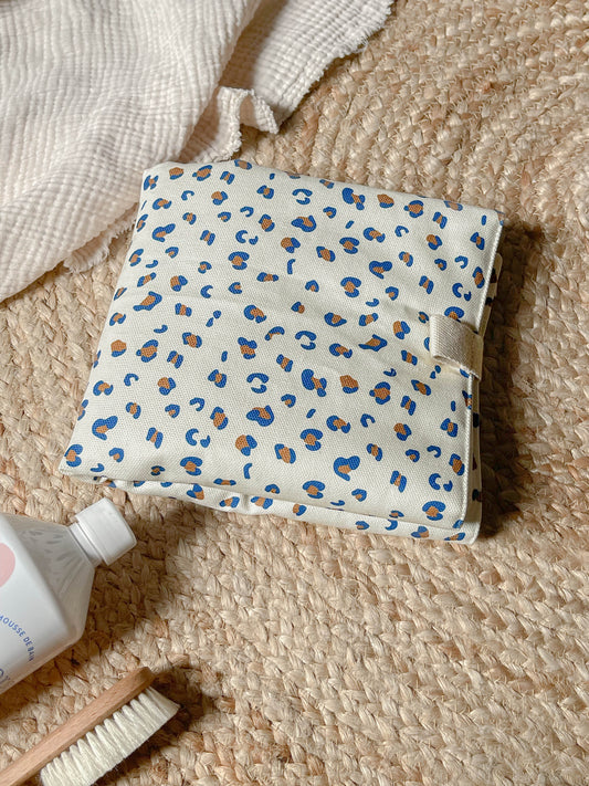 Matelas à langer nomade imprimé léopard bleu, marron, écru. Milinane. Marque française d'accessoires textiles tendance pour la maternité. 