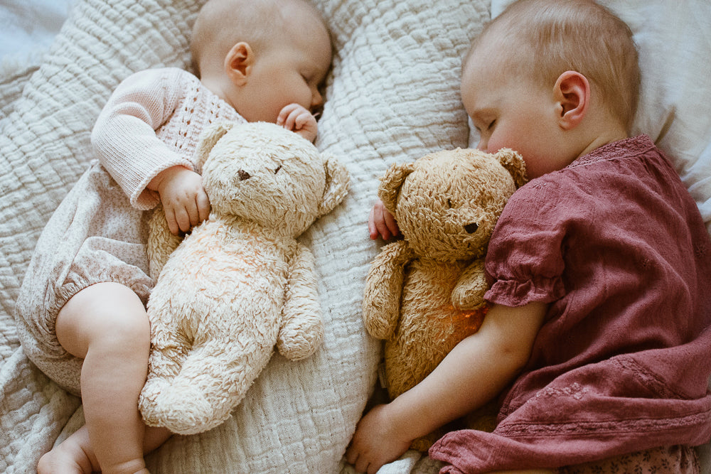 Peluches oursons Moonie (sable et capuccino), des compagnons idéals pour endormir bébé facilement et lui offrir une nuit de sommeil réparatrice. Réconfort, douceur. Avec bruits roses et bruits blancs. Moonie. ourson magique.