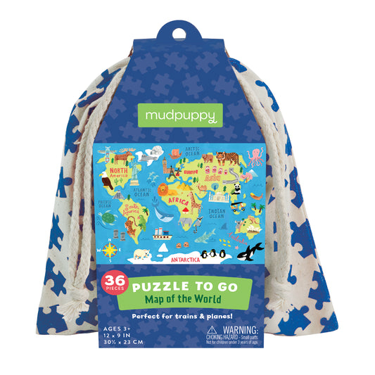 Puzzle de voyage en matériaux recyclés conçu par Mudpuppy : petit sac en coton sérigraphié de pièces de puzzle bleues et cordon de serrage contenant 36 pièces d'un puzzle représentant une carte du monde illustré avec les animaux se trouvant sur chaque continent. Parfait pour les voyages en train ou en avion, petit format. 