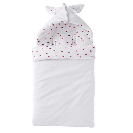 Nid d'ange hiver pour bébé. Idéal pour les premières balades en poussette. En tissu tout doux, blanc motifs imprimés coeurs rouges trop mignon. Adorables petites oreilles de lapin sur la capuche. Une création BB and co.