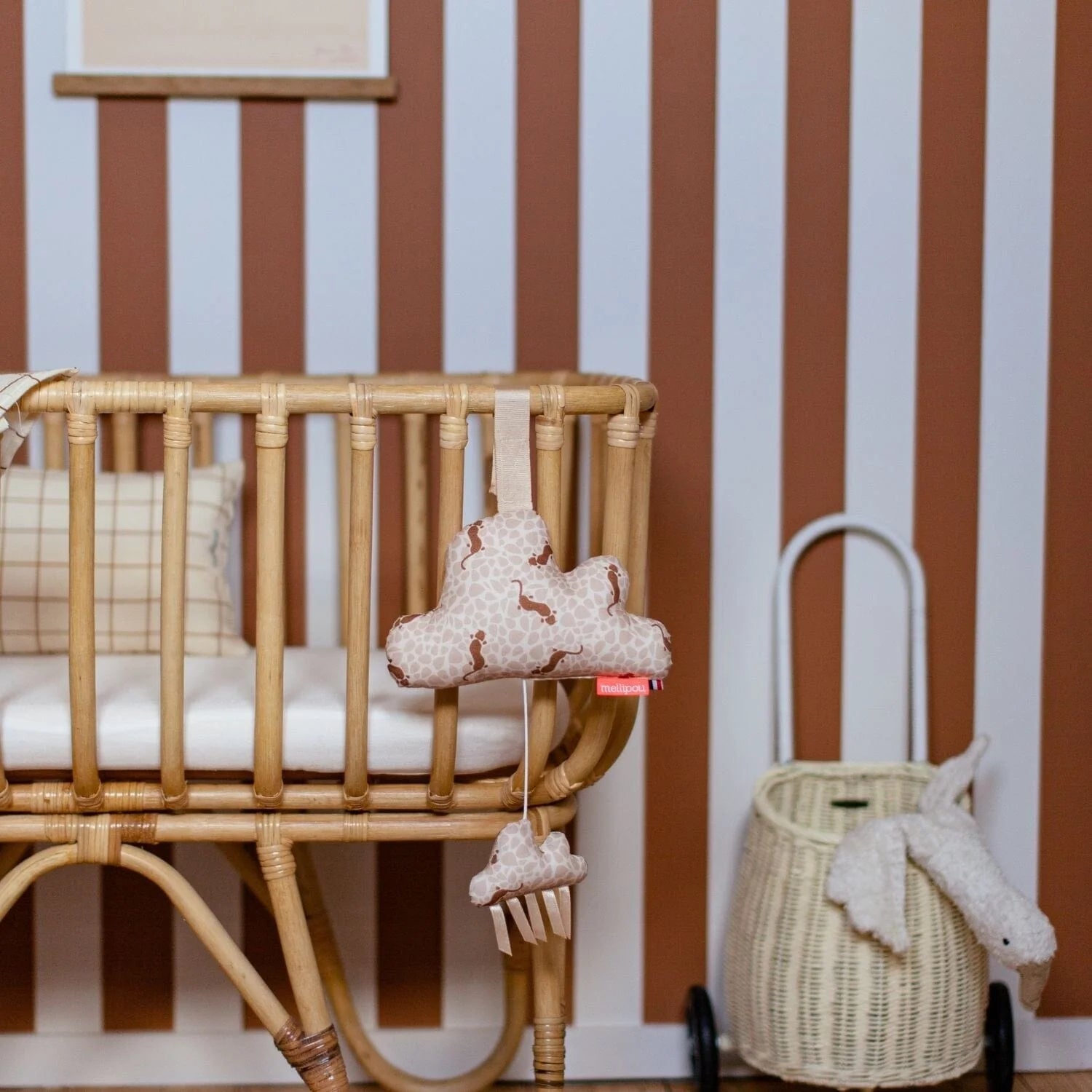 Nuage musical bébé motif tigre suspendu à un lit en rotin, décoration chambre enfant et cadeau naissance personnalisé