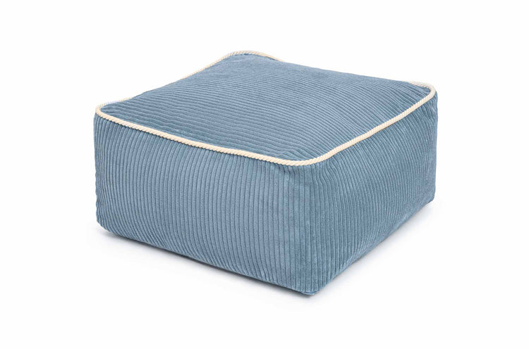 Pouf ottoman Kumo Shappy sky sugar bleu en velours côtelé pour coin lecture enfant