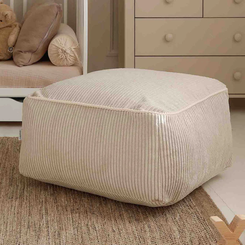 Ottoman Kumo Shappy vanille dans une chambre bébé beige et naturelle