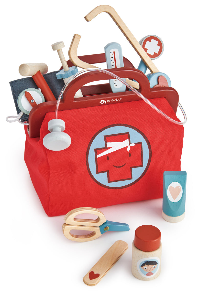 Panoplie pour jouer au médecin ou à l'infirmer, facile à transporter avec la valisette en bois et tissu rouge marquée d'une croix. Un jeu d'imagination idéal dès 3 ans