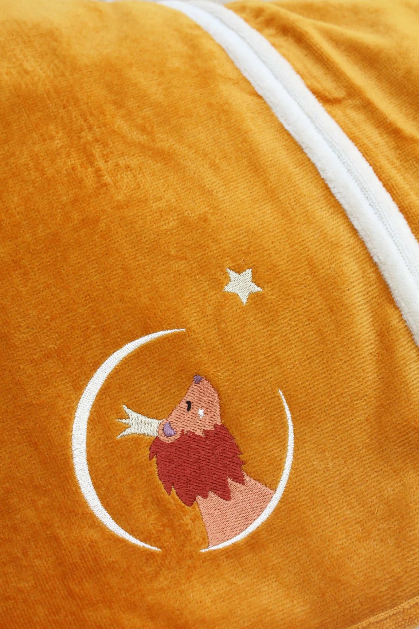 Détail broderie prénom sur peignoir enfant 2 ans personnalisé. Motif Lion, couleur jaune safran