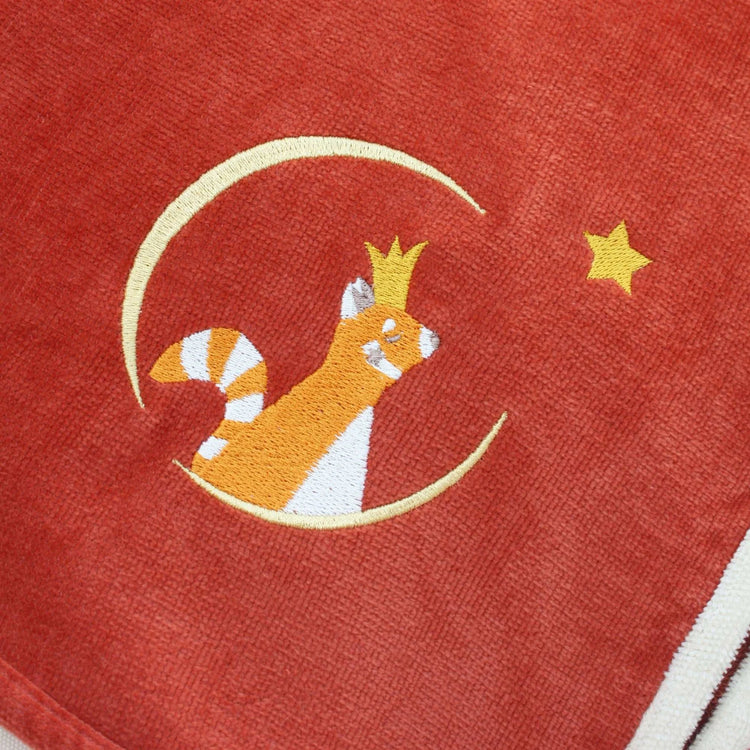 Détail broderie prénom sur peignoir enfant 2 ans personnalisé. Panda roux, couleur terracotta