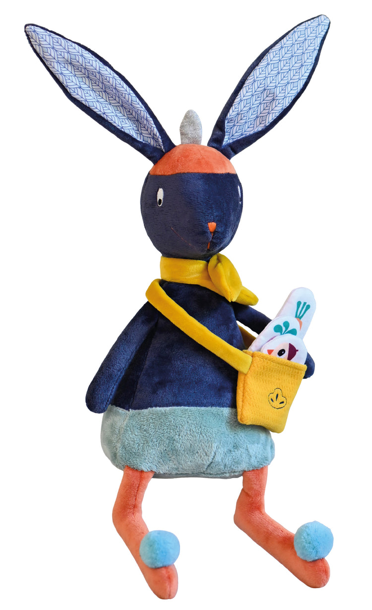 Grand lapin en peluche, nuances de bleu, accessoires jaune (sac, écharpe), petit bonnet orange.