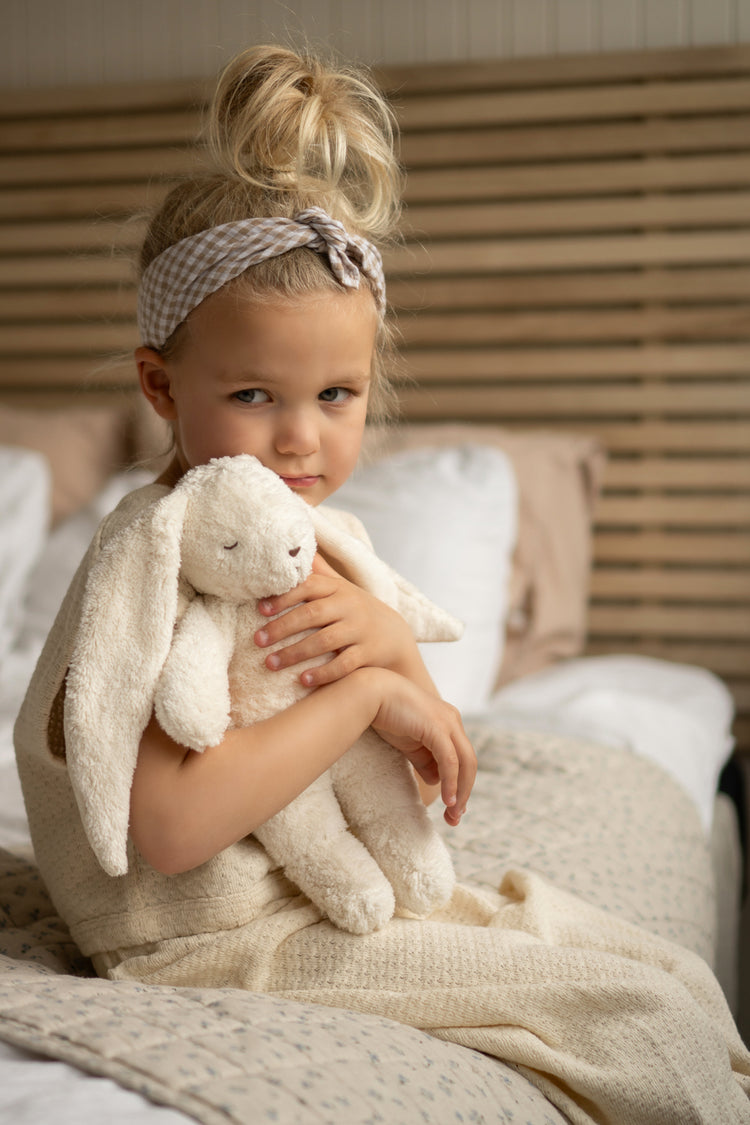Peluche Moonie lapin blanc polaire, compagnon apaisant pour le sommeil des enfants et les nuits sereines.