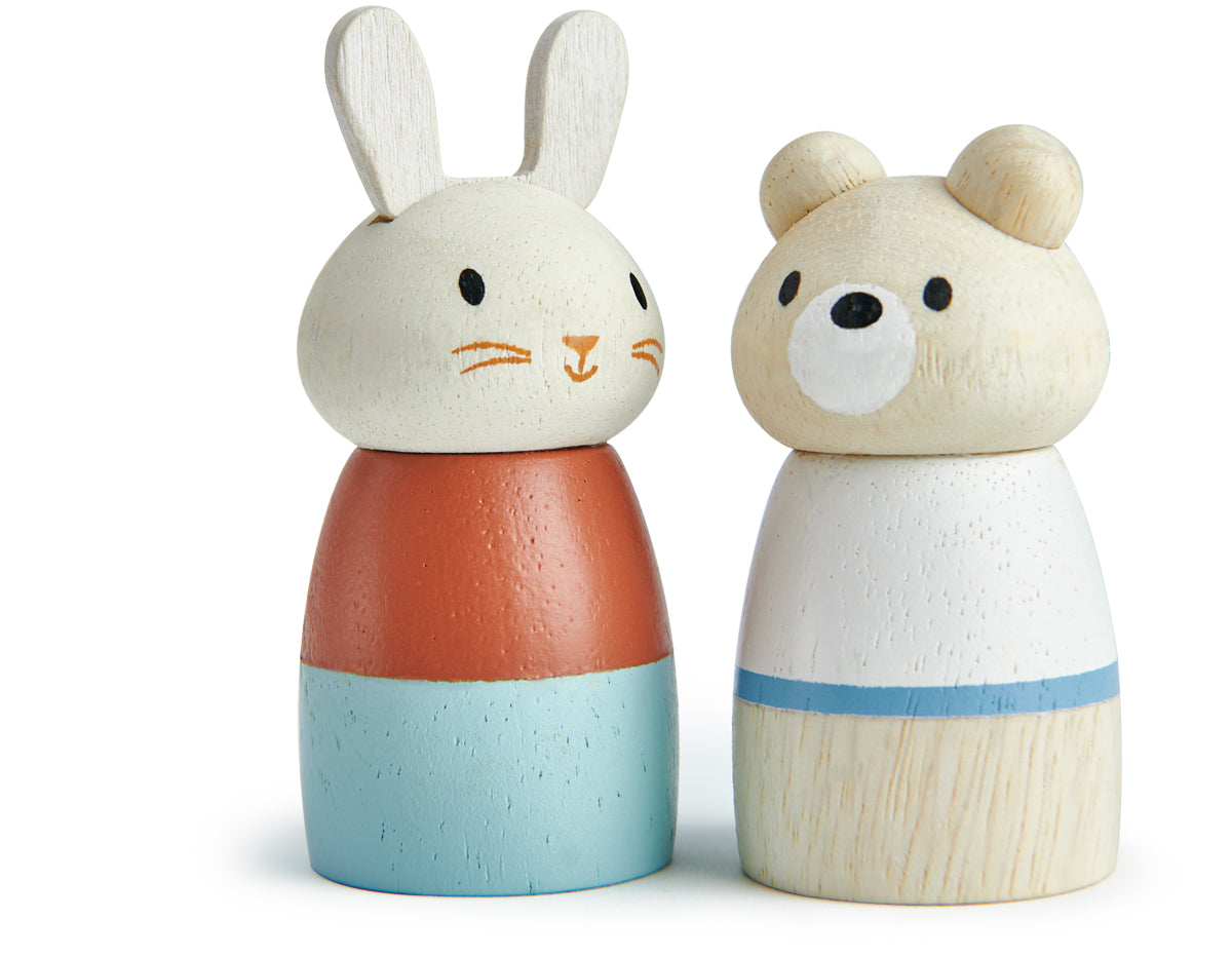 Squeak et Bubble, deux personnages en bois naviguant sur le bateau en bois bleu Tender Leaf en quête d'aventures en mer ! Squeak tête de lapin, habillé en rouge et bleu. Bubble tête d'ourson avec un tee-shirt blanc et bleu.