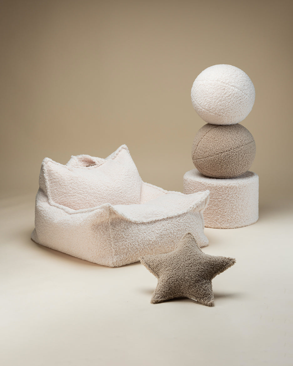 Petit fauteuil blanc pour enfant. Wigiwama. Fauteuil enfant design, facile à entretenir. Eco-friendly.