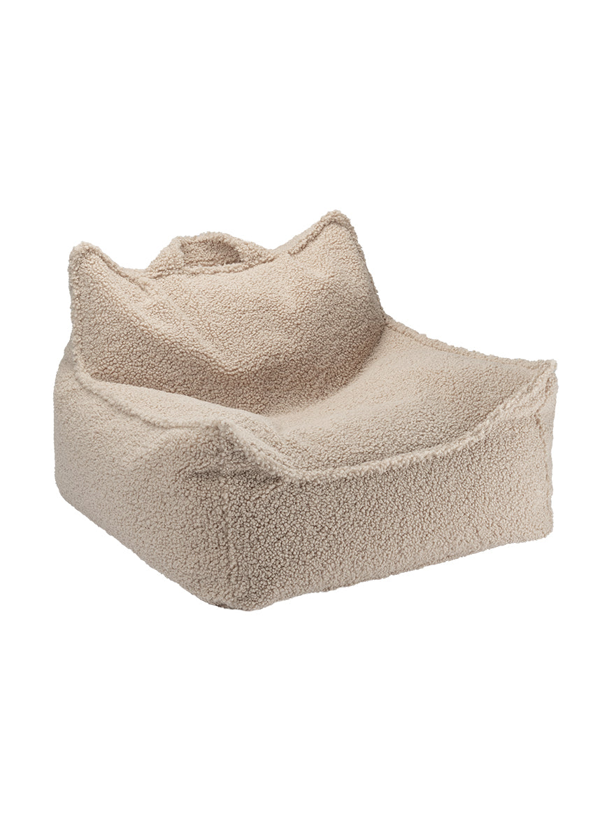 Petit fauteuil doux et confortable, en tissu peluche. Léger, facile à transporter, déhoussable. Fauteuil beige biscuit. Coloris neutre et naturel. Wigiwama. 