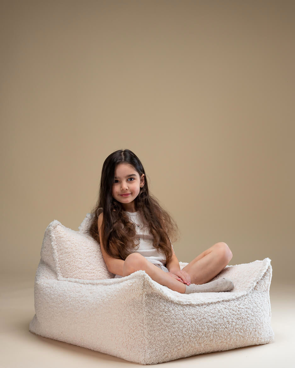 Fauteuil enfant en tissu peluche. Lavable. Idéal pour le salon ou la chambre d'enfant. Doux et confortable. De 3 à 8 ans. Wigiwama.