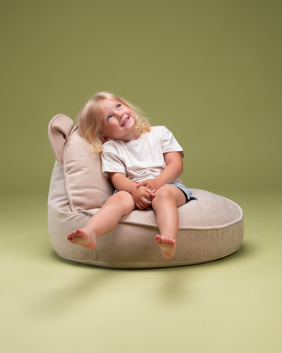 Petit fauteuil en velours pour enfant. WIGIWAMA. Fauteuil ours avec d'adorables petites oreilles. Doux, confortable, écoresponsable, made in Europe. Fauteuil Wigiwama.