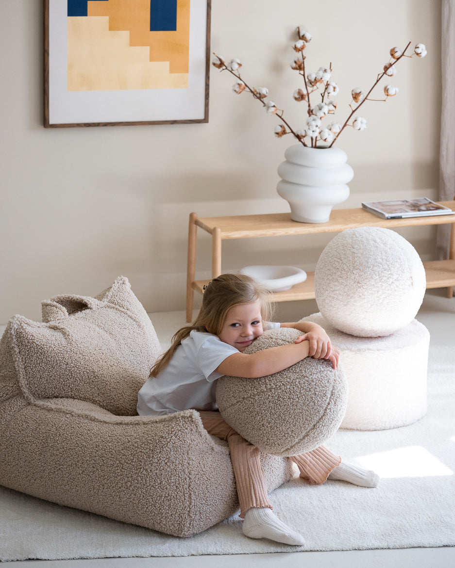 Petit fauteuil pour coin lecture enfant. Fauteuil beige. En tissu bouclette peluche doux, facile à nettoyer grâce à une housse amovible. Oeko-tex.