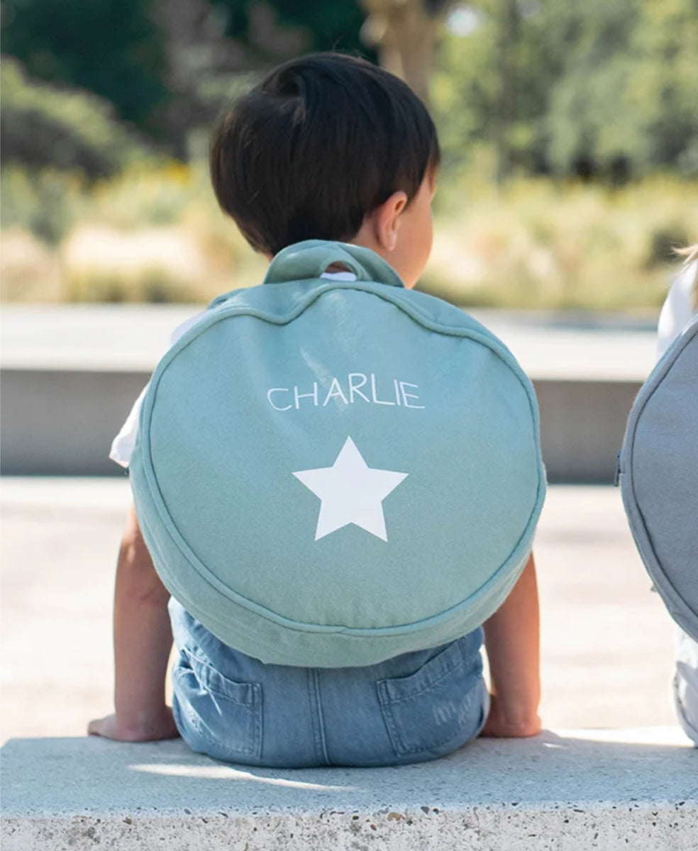 Petit sac à dos maternelle vert amande personnalisé avec prénom et motif étoile