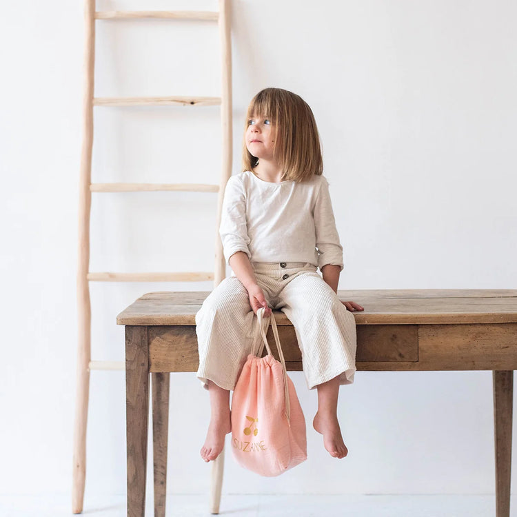 Petit sac bébé personnalisé en gaze de coton rose avec prénom et motif dorés