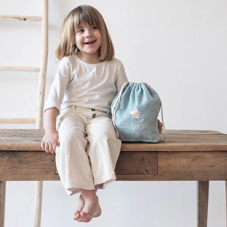 Petit sac bébé vert amande personnalisé au prénom Charlie avec motif étoile