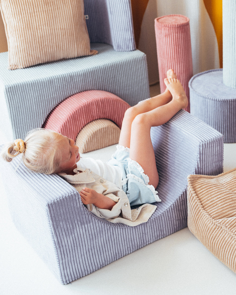 Playset Wigiwama. Jeu en mousse modulable, structure légère facile à transporter et confortable. 3 éléments à assembler librement pour créer un espace de jeu ou un coin lecture confortable dans une chambre d'enfant. Wigiwama.