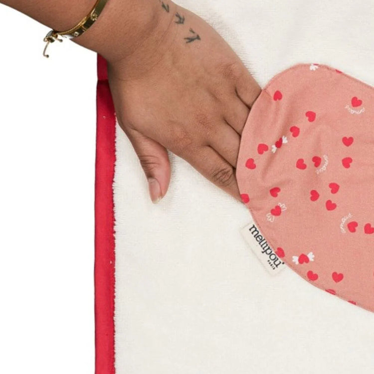 Détail de la poche cœur sur un poncho de bain bébé personnalisé Mellipou