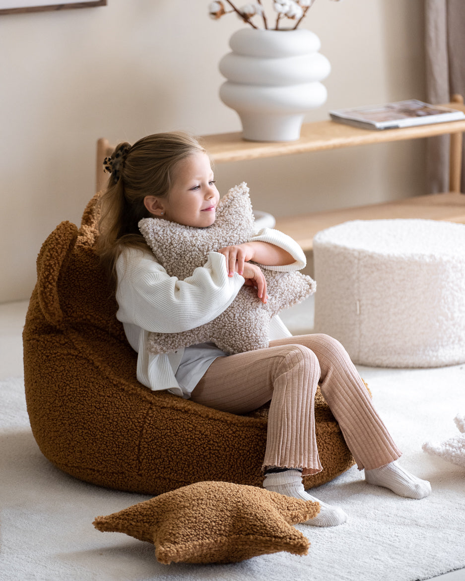 Fauteuil chambre enfant, idéal pour créer un coin lecture confortable dans une chambre ou un salon. Fauteuil ours peluche, avec petite oreille. Coloris blanc crème. Wigiwama