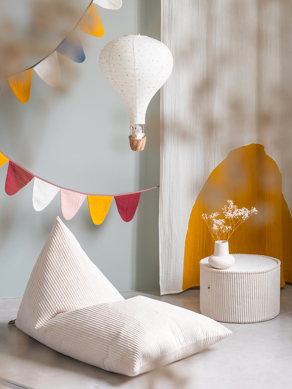 Pouf en forme de poire pour enfant. Design, élégant. S'intègre parfaitement dans une chambre d'enfant comme dans un salon  ou une salle de jeux. Wigiwama. 