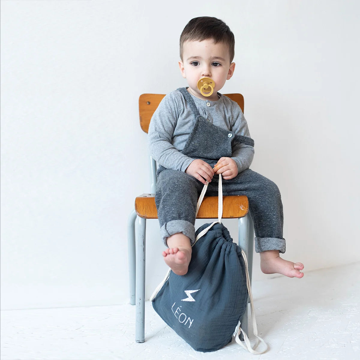 Sac bébé bleu en gaze de coton personnalisé au prénom Léon
