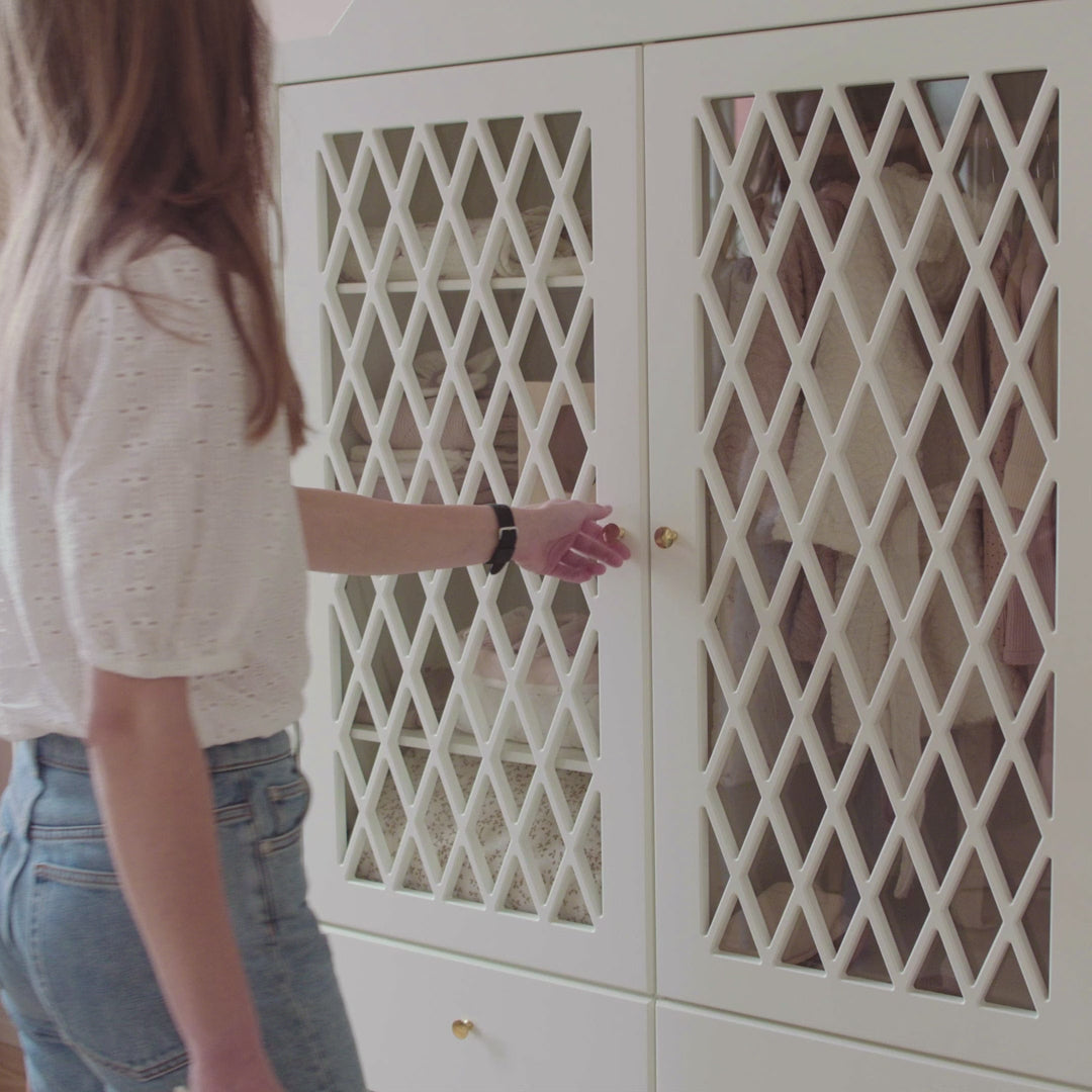 Détail des tiroirs à fermeture douce de l’armoire penderie bébé bois blanc Harlequin