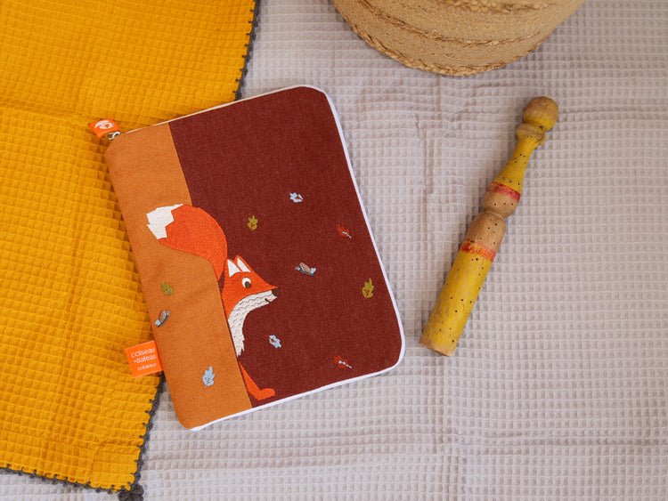 Protège carnet de santé bébé avec fermeture zippée personnalisée. Cadeau de naissance pratique, modèle orange et rouge, renard orange et feuilles automne.