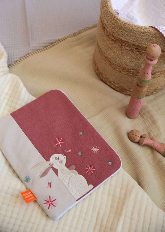 Protège carnet de santé brodé au prénom du bébé. L'oiseau bateau, module Lapin.