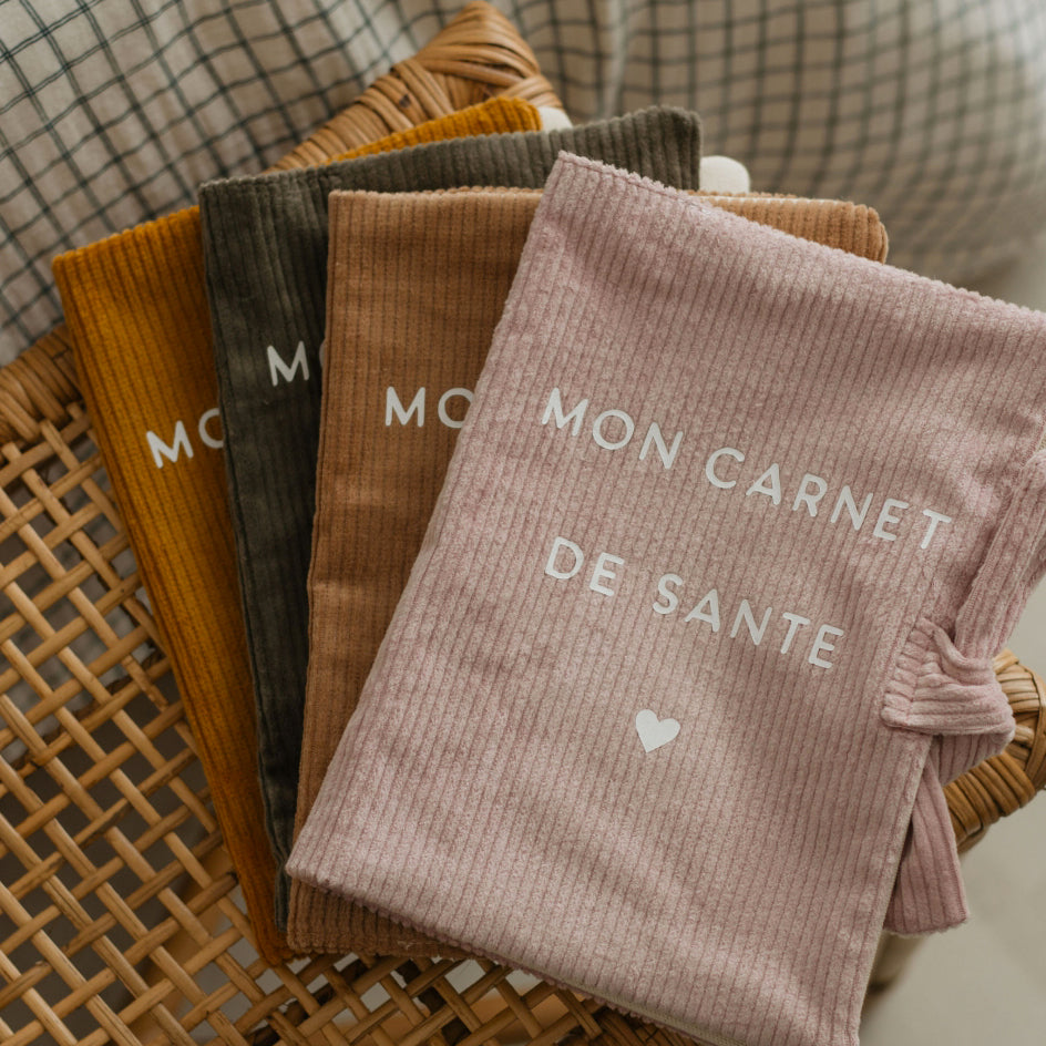 Protège carnet de santé personnalisé en velours, mixte et chic, cadeau de naissance.