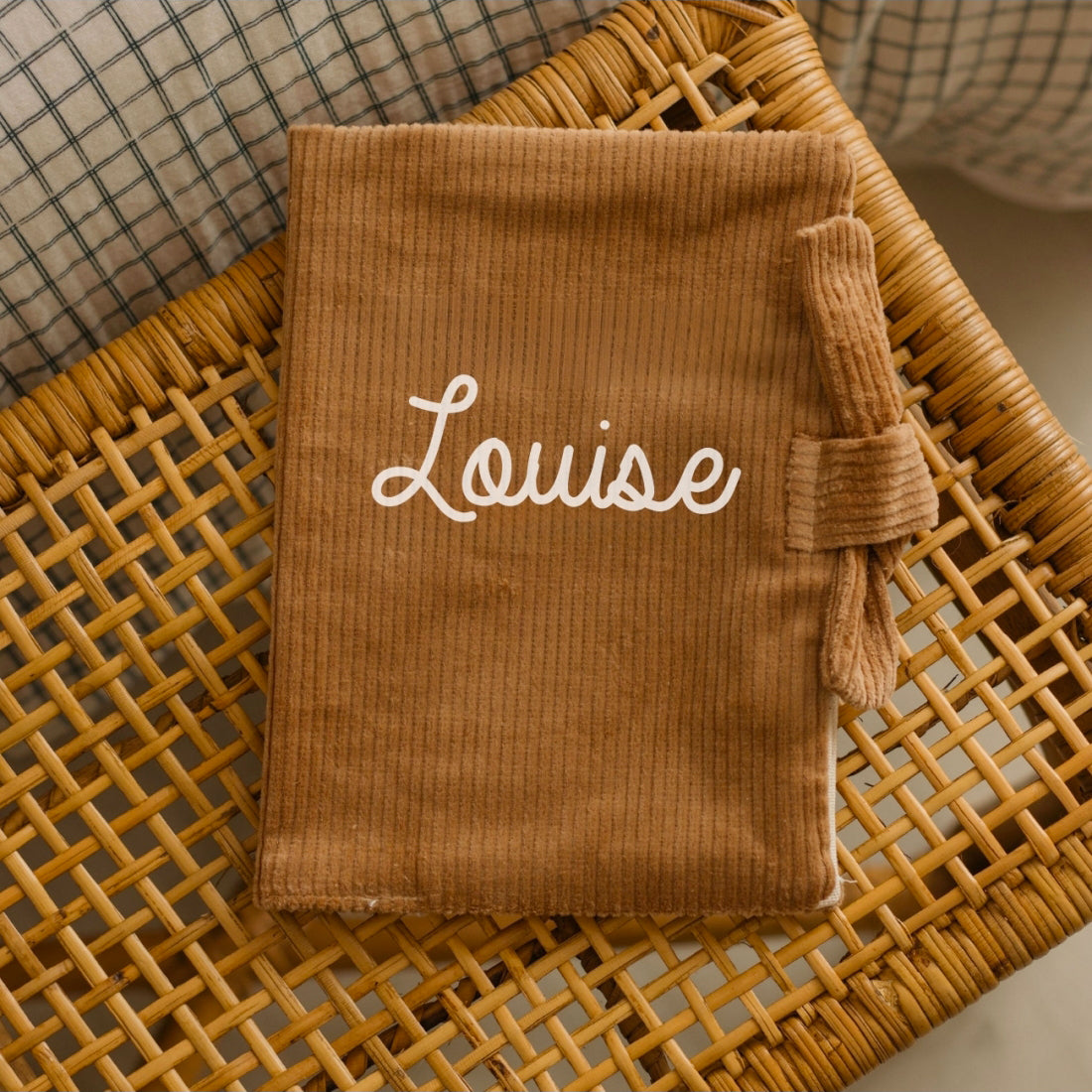 Protège carnet de santé personnalisé marron clair, prêt pour la sortie de maternité, prénom bien lisible.