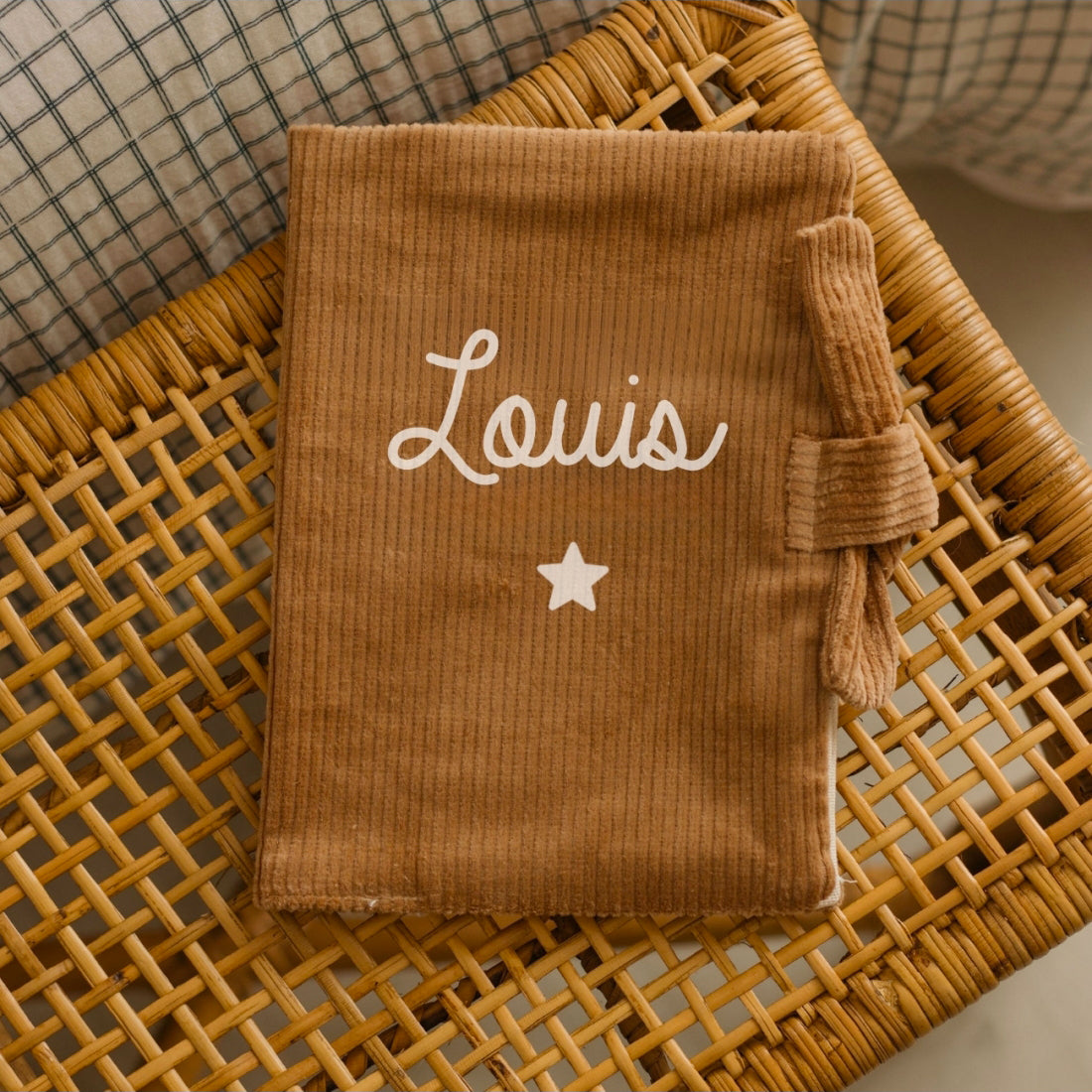 Protège carnet de santé personnalisé en velours marron clair, ambiance chambre bébé, fabrication française.