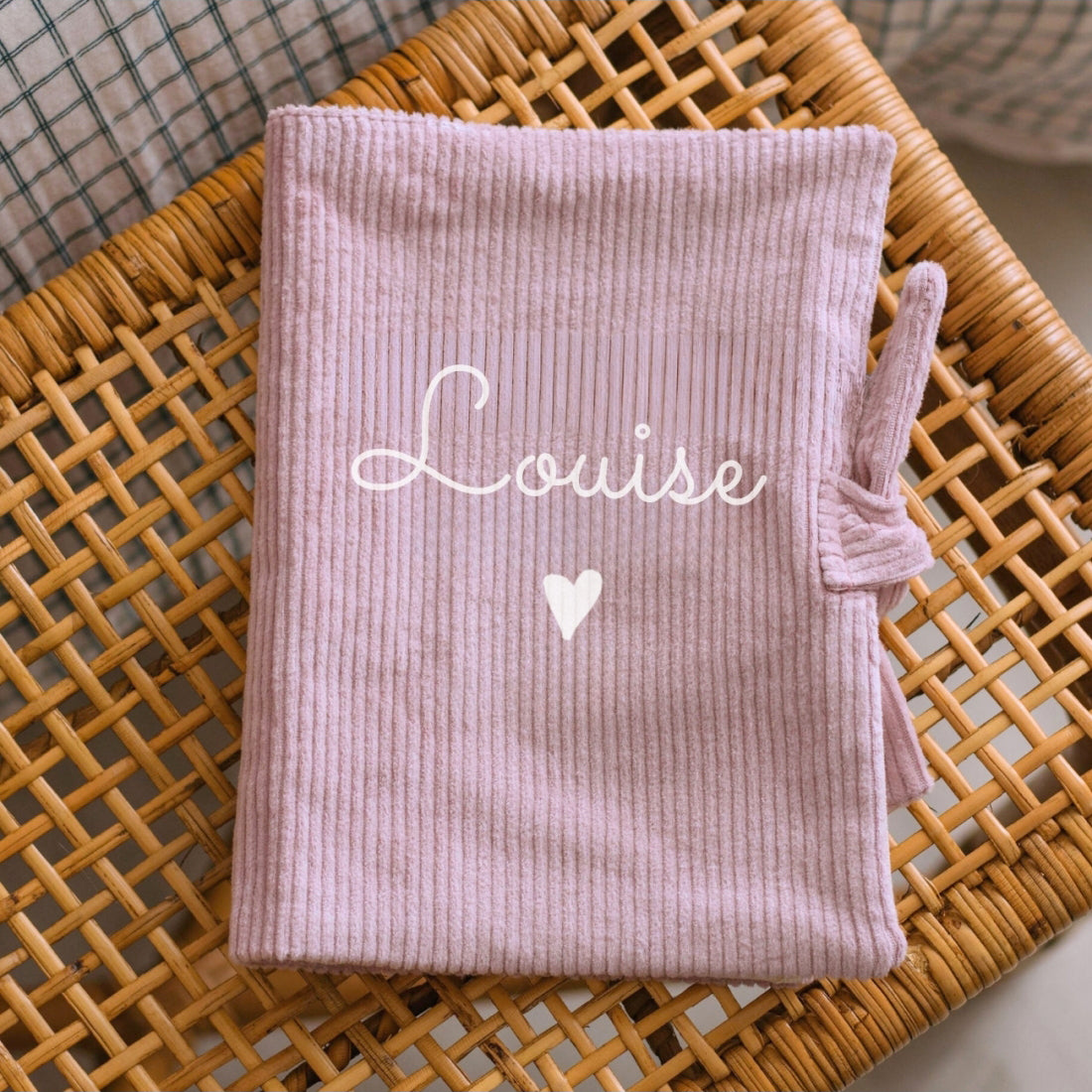Protège carnet de santé personnalisé en velours lila, rendu doux et intemporel, cadeau de naissance.