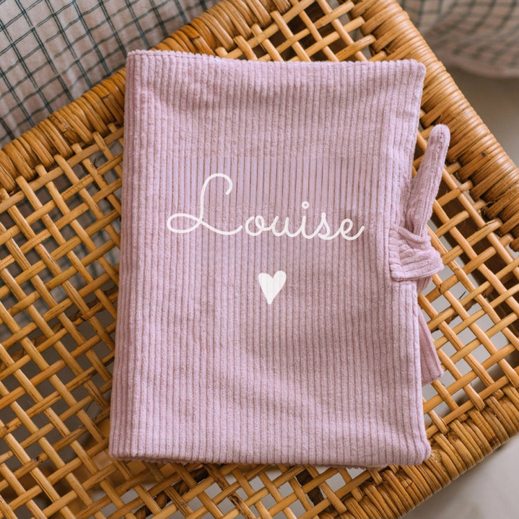 Protège carnet de santé personnalisé en velours lila, rendu doux et intemporel, cadeau de naissance.