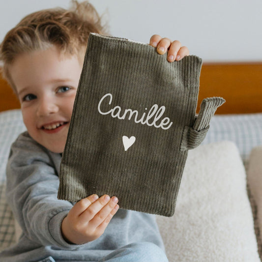 Protège carnet de santé personnalisé en velours kaki, mixte et chic, cadeau de naissance.
