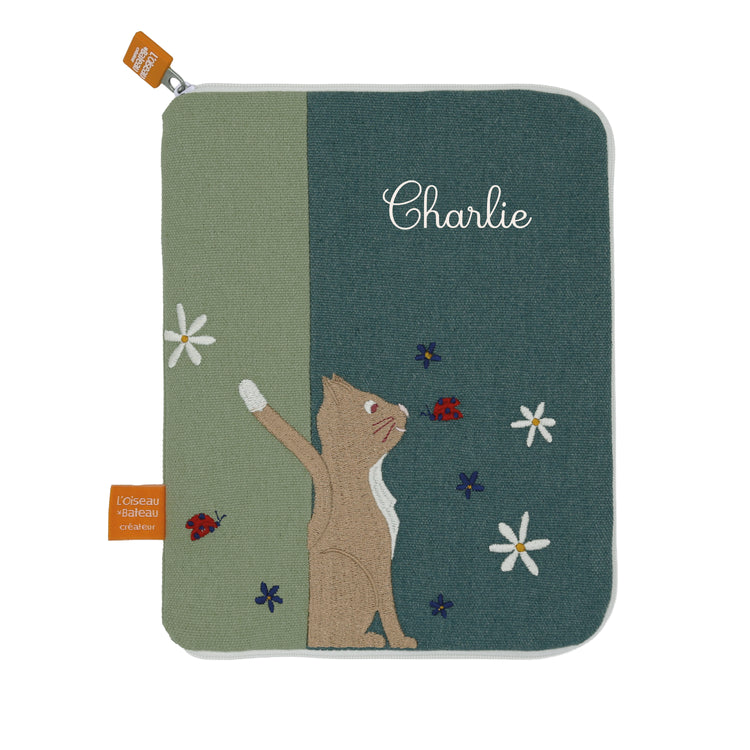 Protège carnet de santé prénom brodé, cadeau utile pour bébé. Modèle chat, bleu et vert. Cadeau naissance mixte.