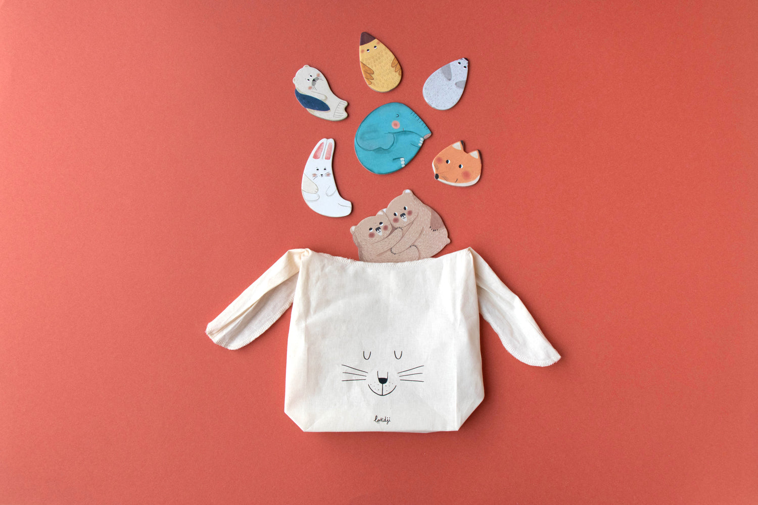 Puzzle premier âge Londji, facile à ranger grâce à sa poche en coton écru sur laquelle est dessinée un joli visage souriant et apaisé de lapin.