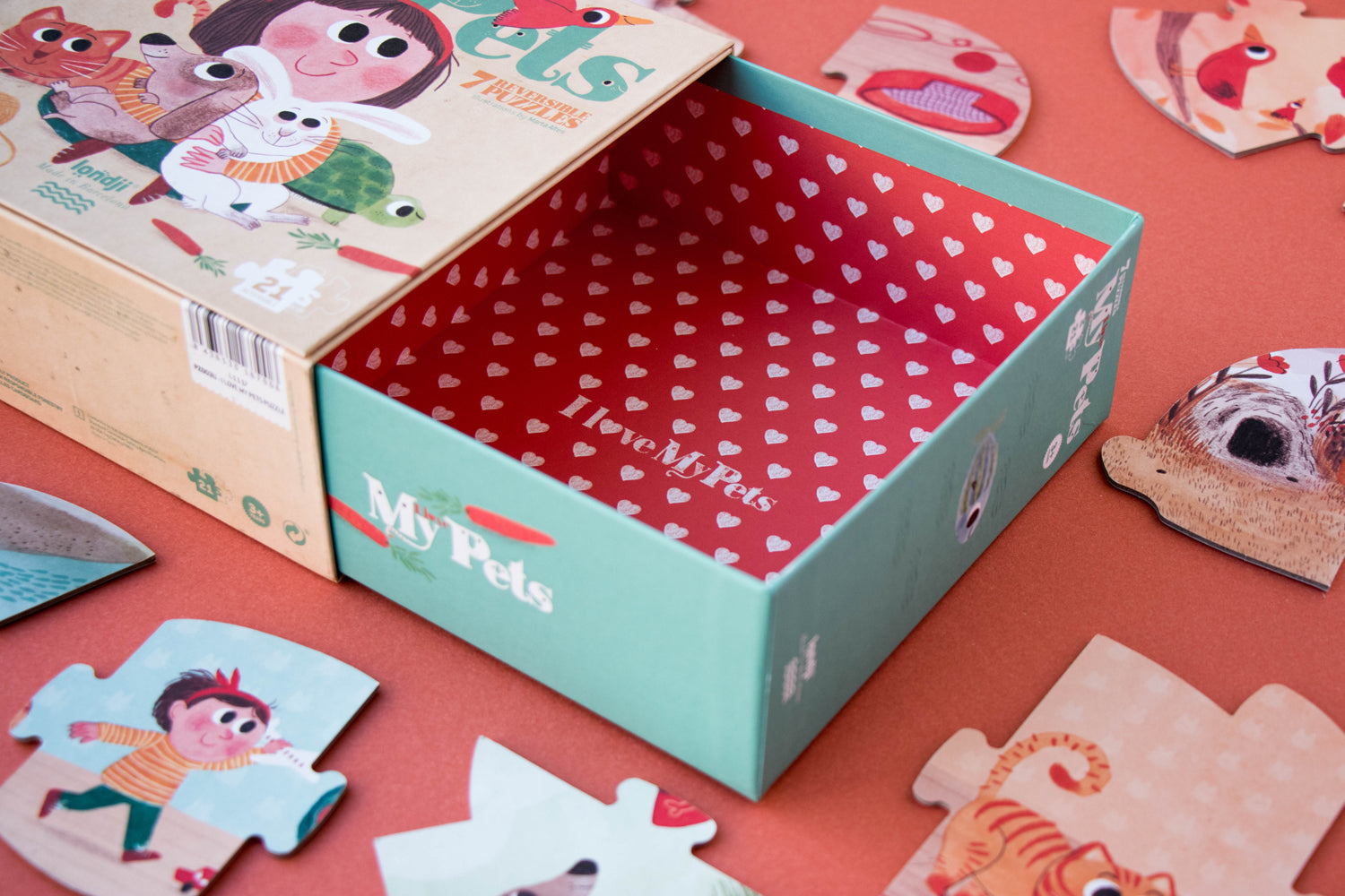 Boite colorée avec intérieur motifs petits coeurs. Puzzles fabriqués avec soin en Espagne,  à partir de papier FSC issu de forêt gérée durablement et de carton recyclé. Un cadeau de noel écoresponsable pour les tout-petits.