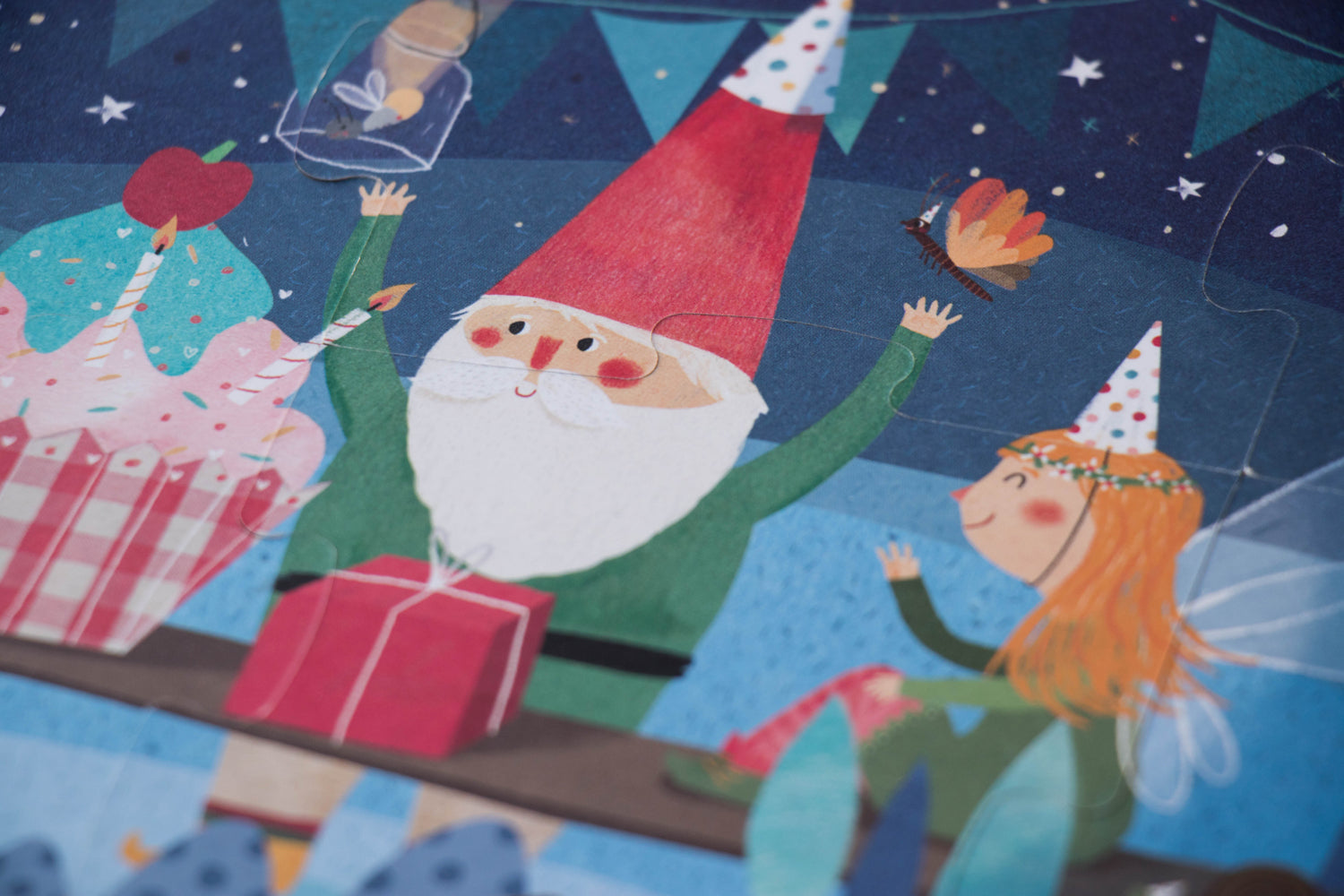 Zoom sur l'illustration de Txell Darnié : un lutin heureux lève les bras pour célébrer l'anniversaire de son amie la licorne. 
