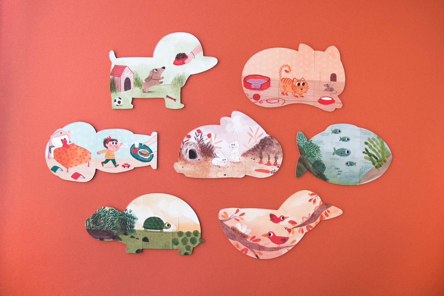 Au verso des puzzles : les animaux dans leur environnement naturel. Le chat s'amuse avec une petite souris près de son panier. Les poissons dans l'eau. Les oiseaux dans les arbres. La tortue se balade dans un près. Etc. Londji Puzzle dessine la nature avec poésie. 