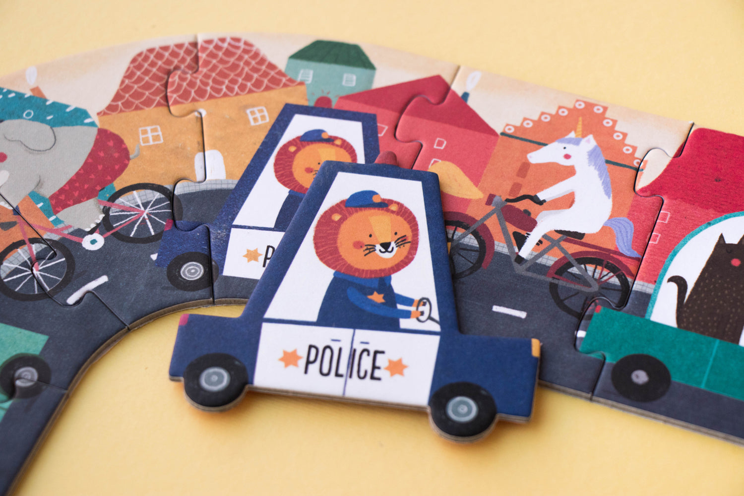 Puzzle pour enfant 4 ans. Thème véhicule : ici une voiture de police et un policier lion. Amusant, éducatif, écofriendly. 