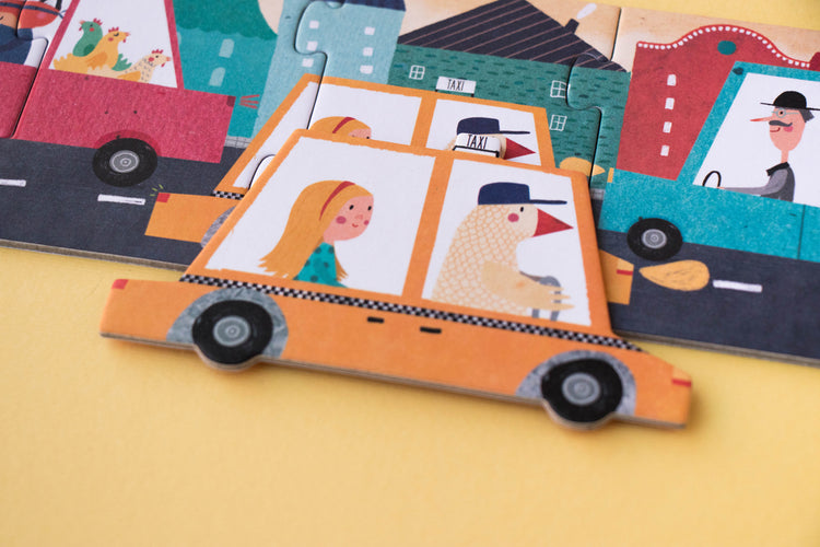 Zoom sur une pièce amovible du puzzle londji circuit : taxi jaune avec à son bord une petite fille souriante. 