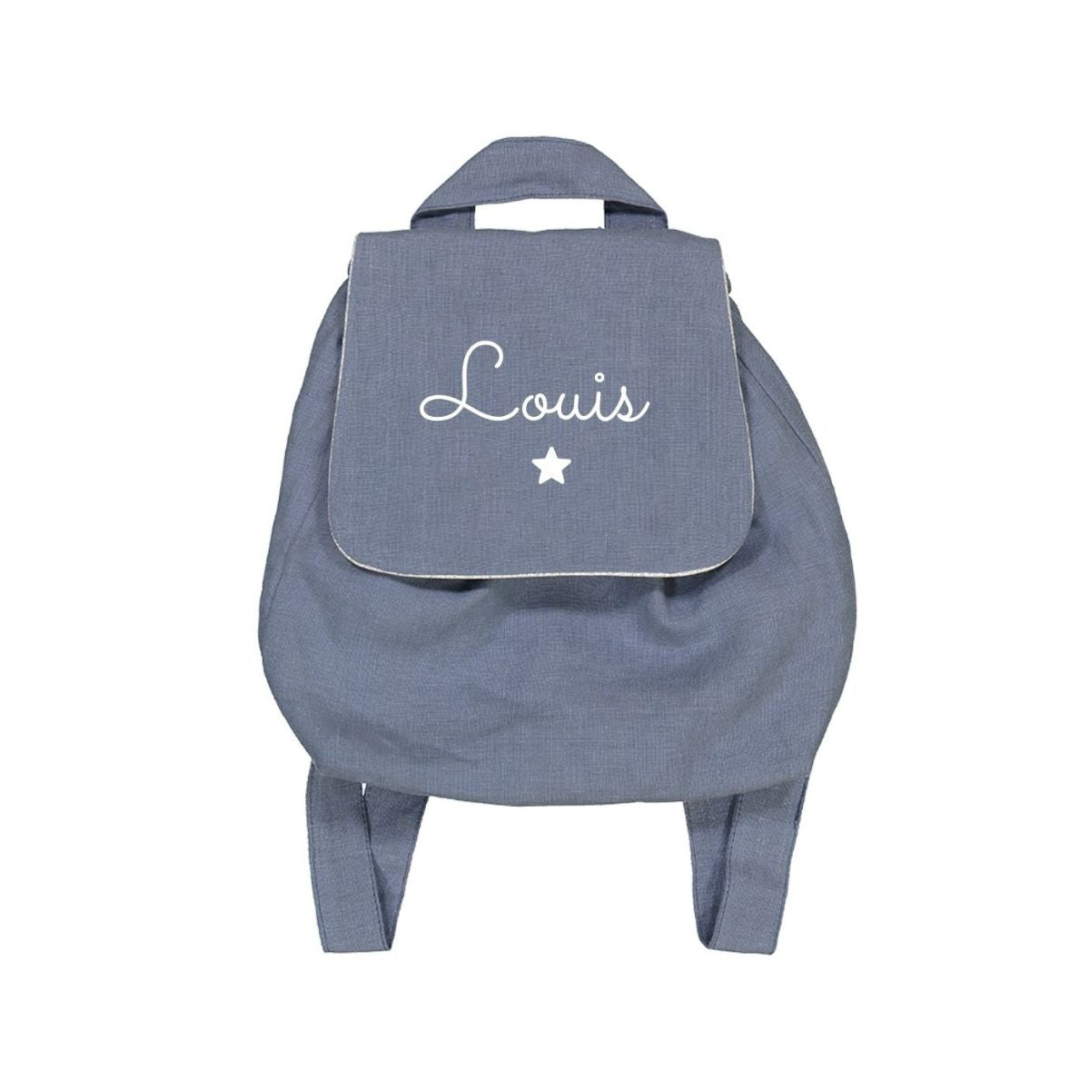 Packshot sac à dos bébé crèche en lin bleu grisé, prénom personnalisé et petit motif, fabriqué en France.
