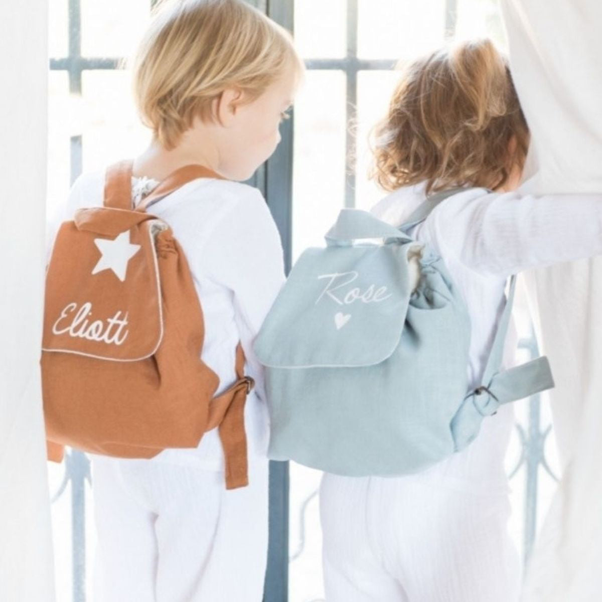 Enfants portant des sacs à dos bébé crèche vert menthe et terracotta