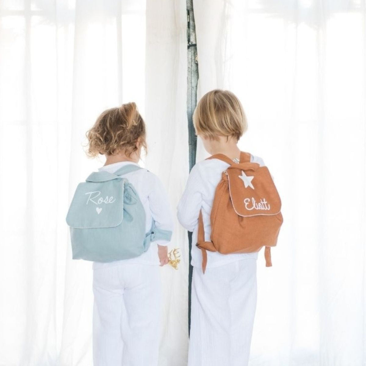 Duo de sacs à dos bébé crèche personnalisés au prénom : lin vert menthe et modèle brun, esprit doux et intemporel.