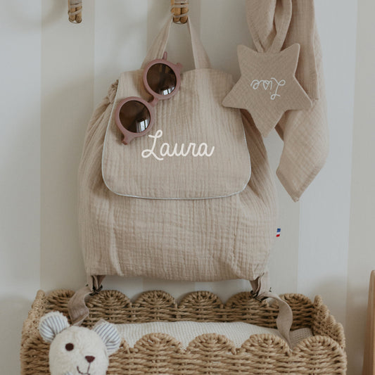 Sac à dos maternelle personnalisé beige en double gaze, prénom brodé, ambiance chambre enfant, fabrication française.