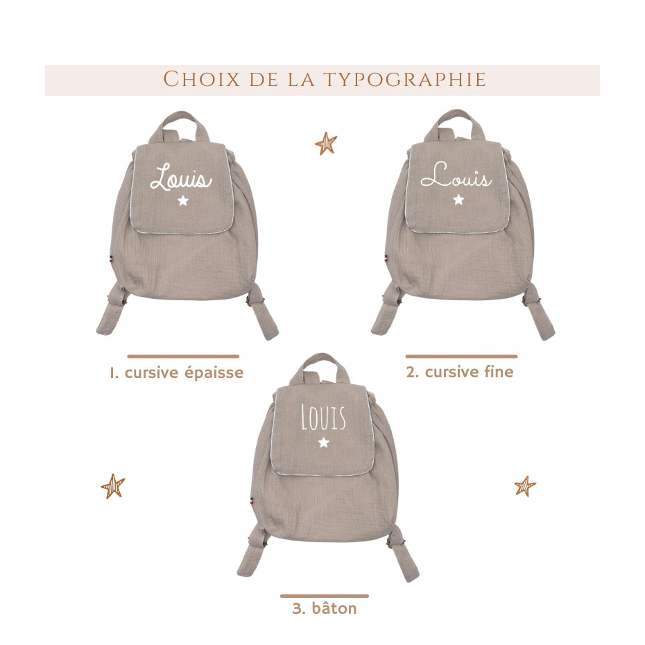 Sac à dos maternelle personnalisé en double gaze beige – choix de typographie (cursive épaisse, cursive fine, bâton), OH LA LA PARIS.